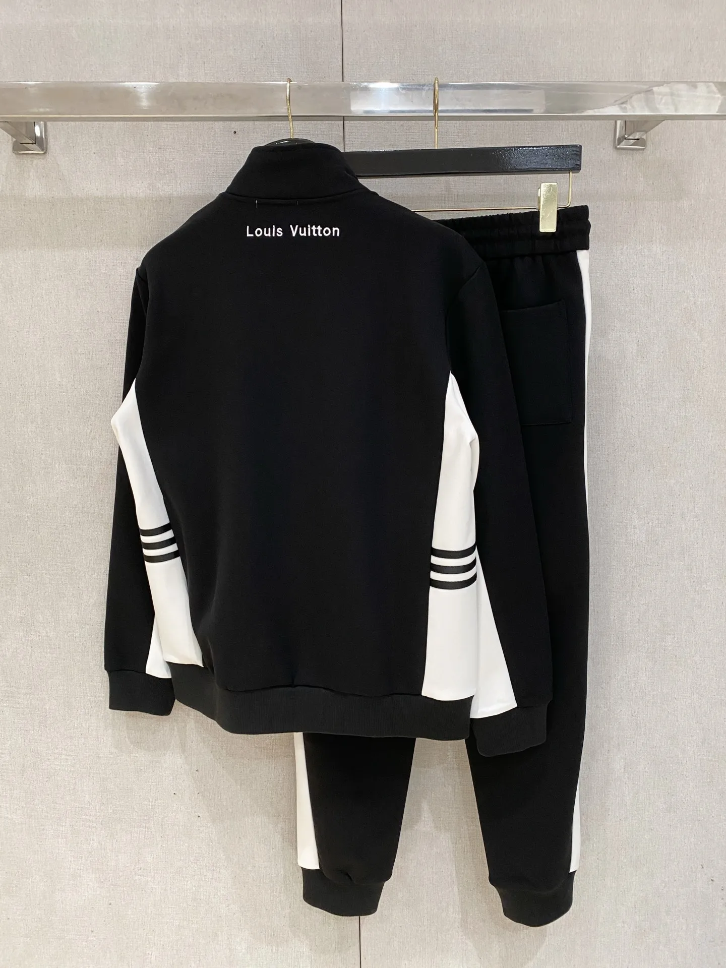 🅿️720 LV hot-selling suit is coming. Focus on the original version of the official website. 2025 new hot-selling cardigan suit. The original order is the best. 🇭🇰The meticulous work of top designers. It has a fitting and perfect upper body effect. All-natural high-quality Tencel Roman cotton 100%, close-fitting comfort, noble and elegant! Original hardware embodies elegance and nobility! Counter size: M-3XL (maximum wear up to 190 pounds)